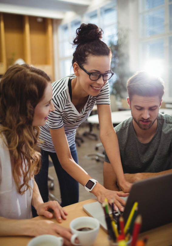 Equipe de professionnels BtoB souriant devant un écran