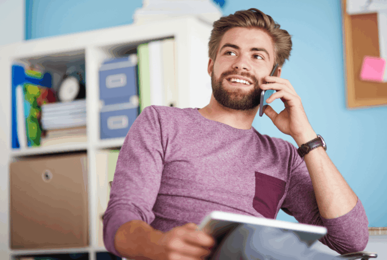 Consutant en satisfaction B2B écoutant un client (1)