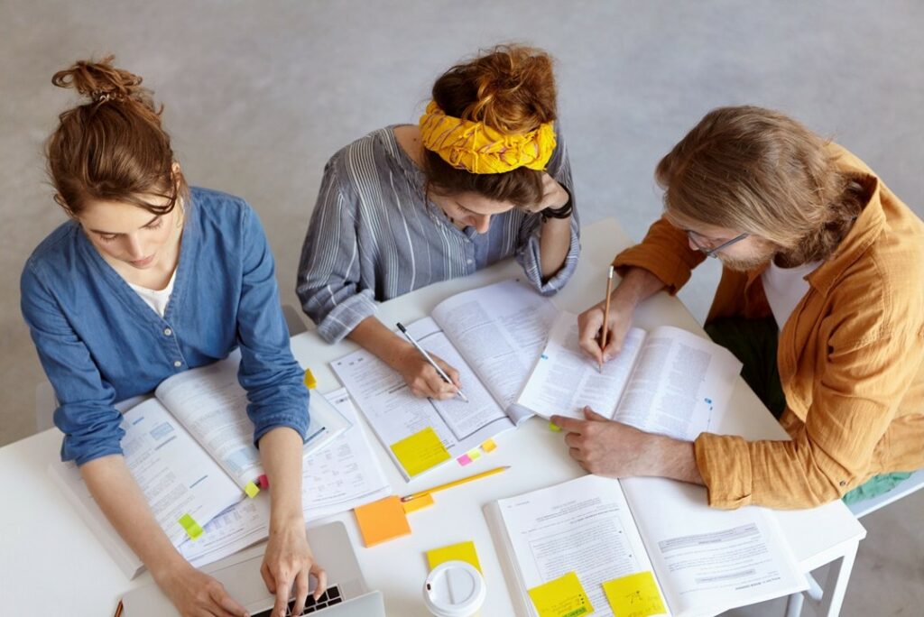 Corporate groupe de personne travaillant sur une étude