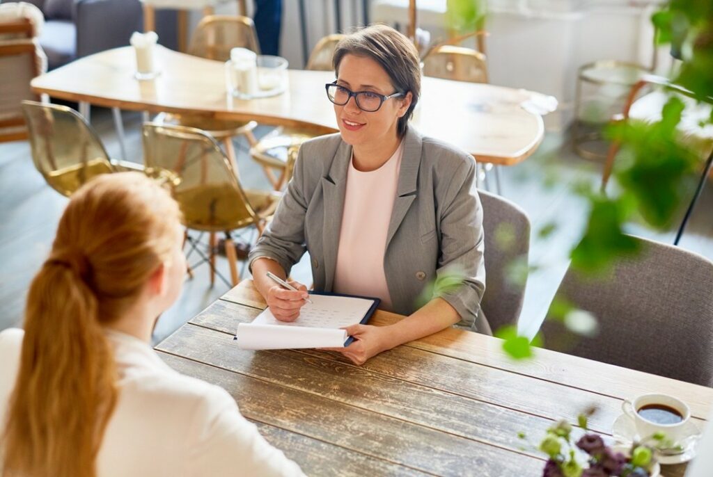 Image d'une enquêtrice en entreiten qualitaitf de satisfaction client