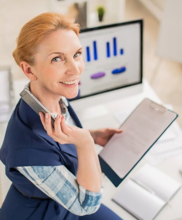Femme corporate au téléphone avec des statistiques de satisfaction client