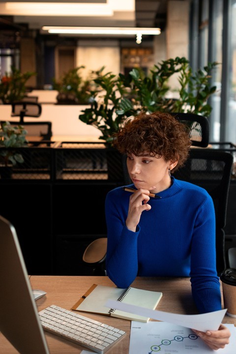 Femme consultant un ordinateur pour contrôle de process client